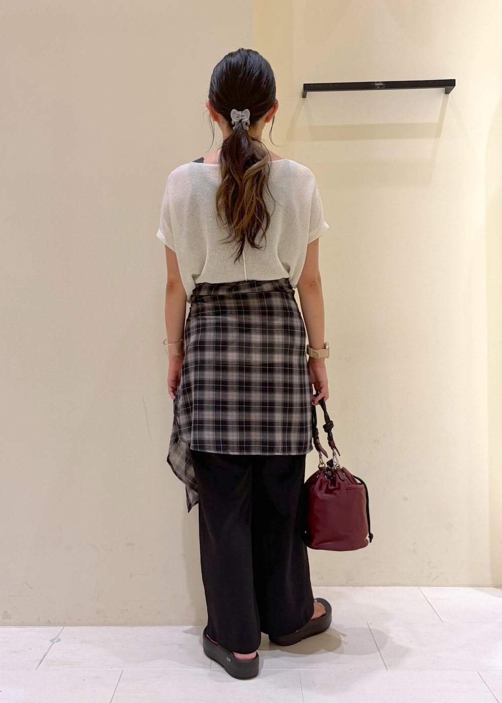 レッド系のショルダーバッグ、ブラック系のその他パンツ、ホワイト系のニット/セーターを着用したレディースの夏コーディネートの4枚目の写真