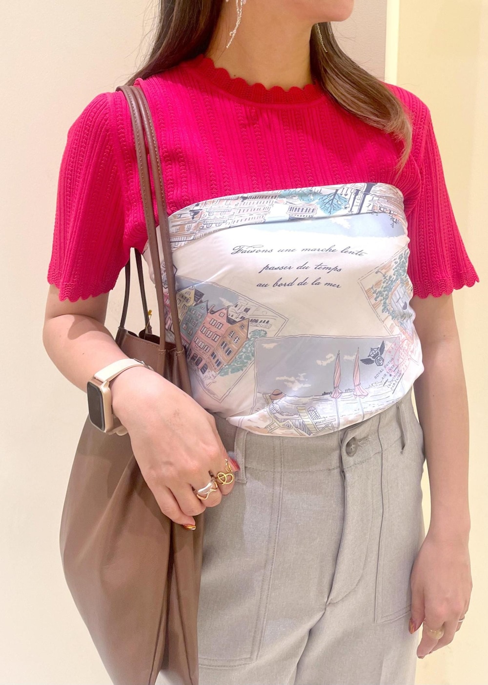 グレー系のその他パンツ、ブラウン系のトートバッグ、イエロー系のローファーを着用したレディースの春コーディネートの5枚目の写真