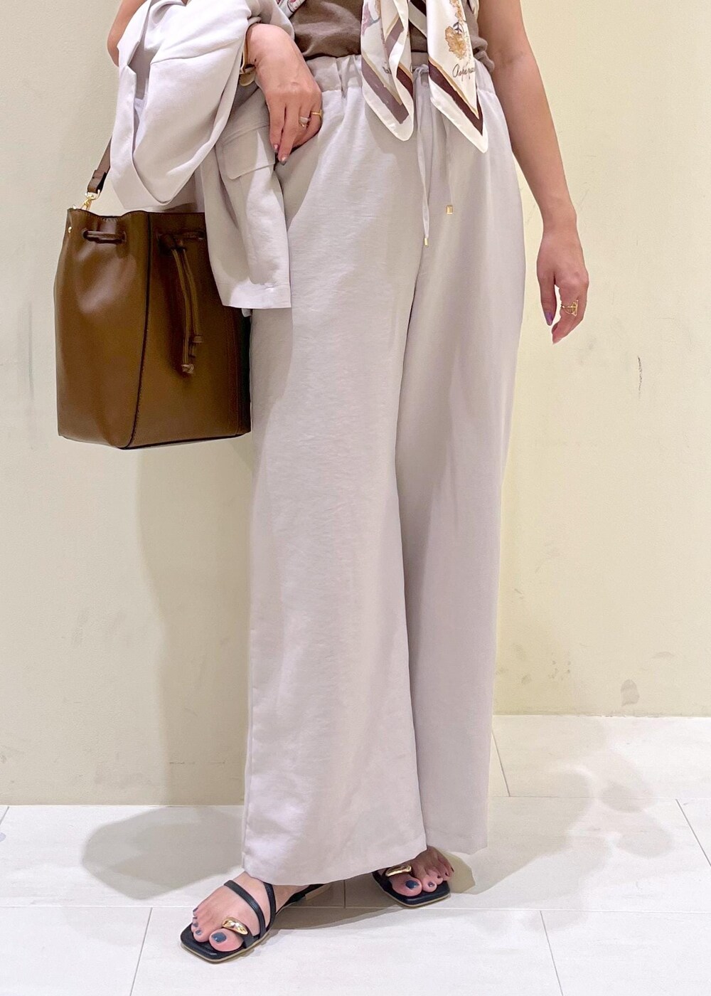 その他のニット/セーター、ベージュ系のその他パンツ、ベージュ系のテーラードジャケットを着用したレディースの夏コーディネートの7枚目の写真