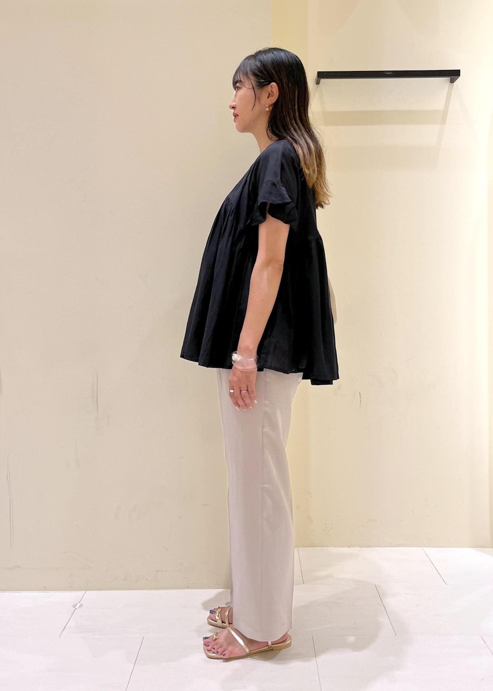 ブラック系のシャツ/ブラウス、グレー系のその他パンツ、ゴールド系のサンダルを着用したレディースの夏コーディネートの5枚目の写真