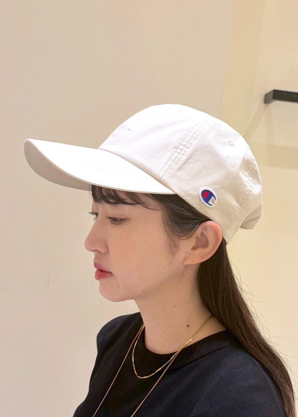 ブラック系のサンダル、ブラック系のニット/セーター、ブルー系のデニムパンツを着用したレディースの夏コーディネートの5枚目の写真