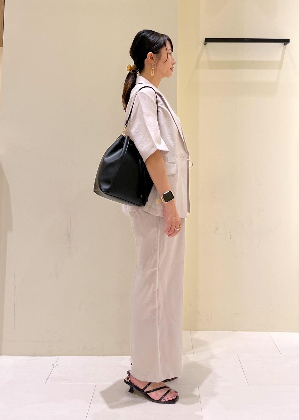 ベージュ系のタンクトップ、ベージュ系のその他パンツ、ベージュ系のテーラードジャケットを着用したレディースの夏コーディネートの2枚目の写真