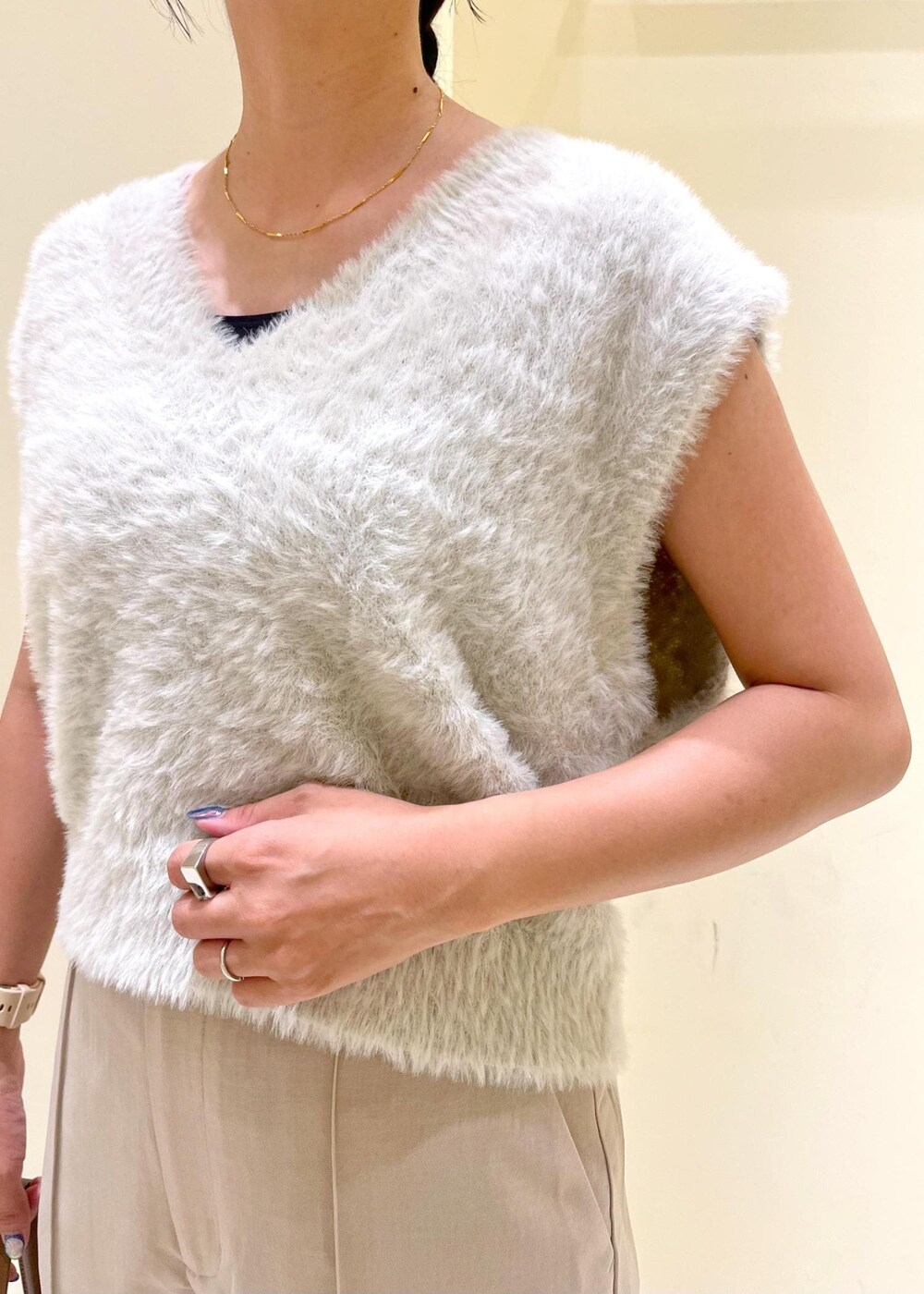 イエロー系のローファー、ベージュ系のその他パンツ、ブラウン系のショルダーバッグを着用したレディースの夏コーディネートの5枚目の写真