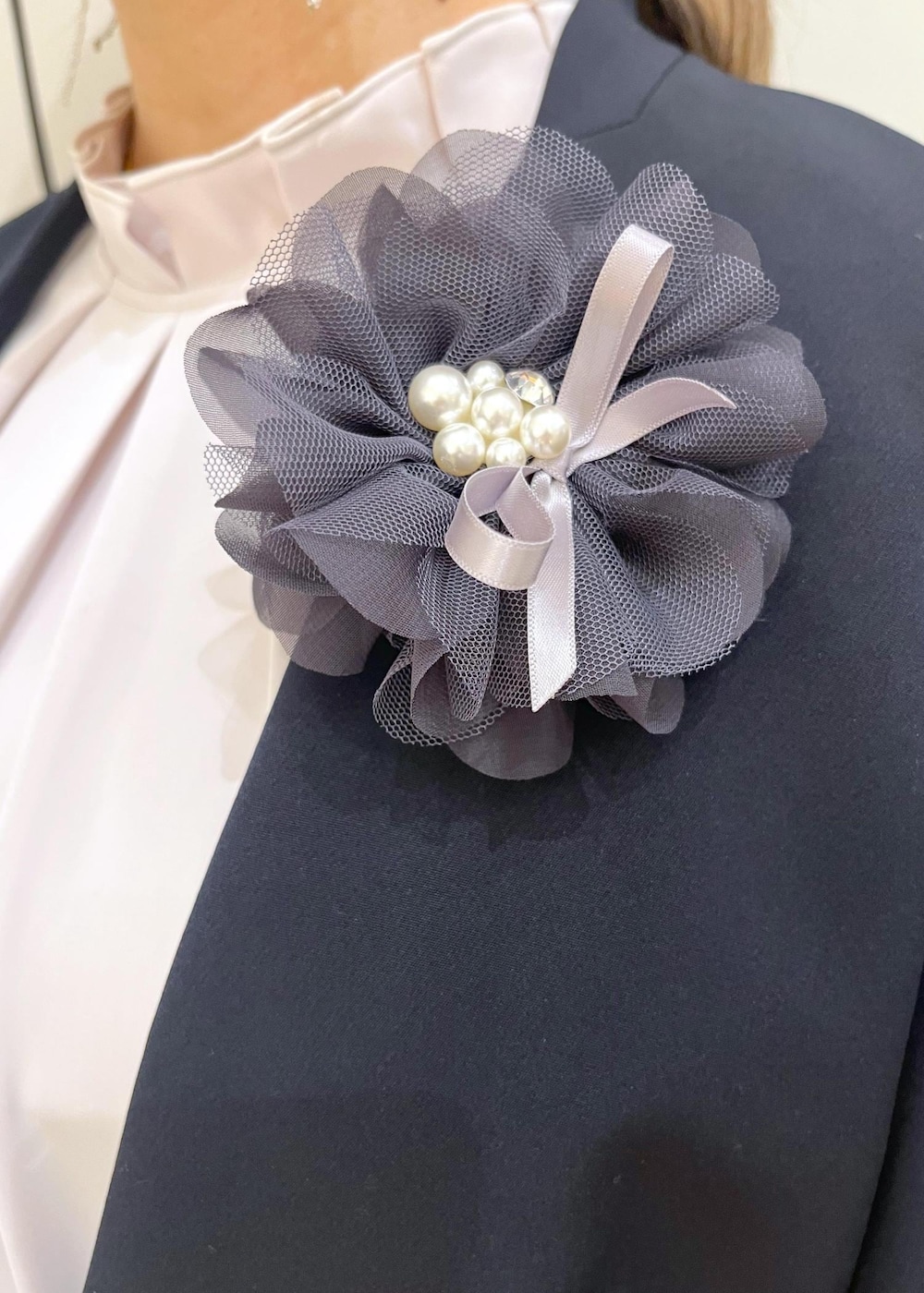 ブラック系のショルダーバッグ、ブラック系のローファー、ピンク系のシャツ/ブラウスを着用したレディースの冬コーディネートの6枚目の写真