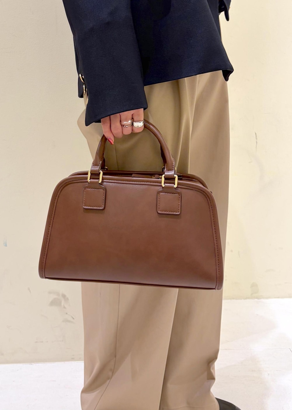 ブラック系のローファー、ブラウン系のボストンバッグ、ブルー系のテーラードジャケットを着用したレディースの冬コーディネートの9枚目の写真