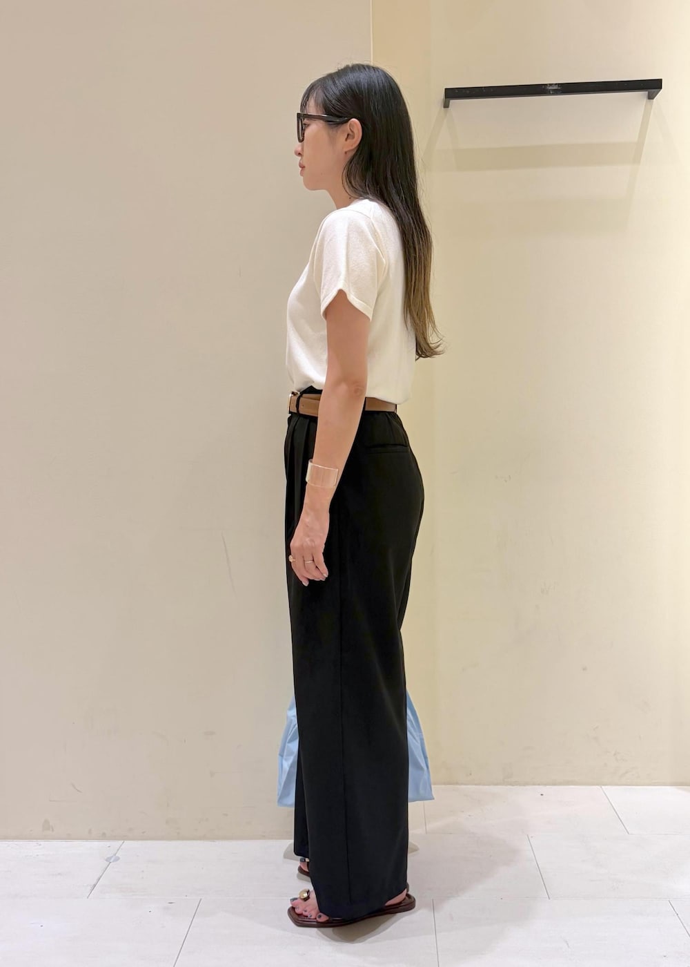 ブラウン系のサンダル、ブラック系のその他パンツ、ブルー系のエコバッグ/サブバッグを着用したレディースの夏コーディネートの5枚目の写真