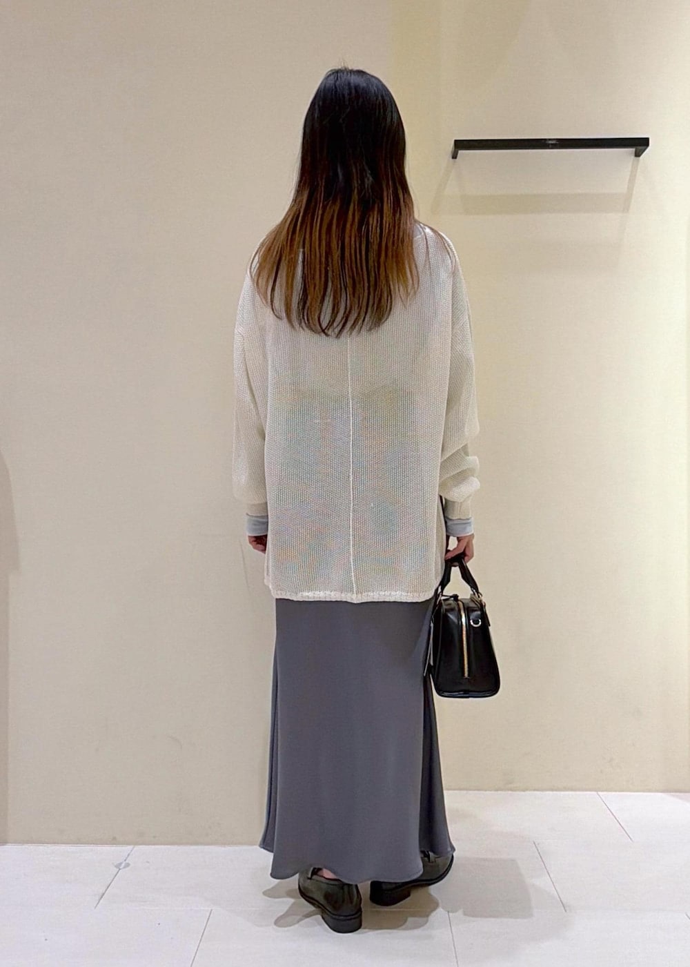 ブラック系のローファー、ブラック系のボストンバッグ、ブルー系のTシャツ/カットソーを着用したレディースの春コーディネートの3枚目の写真