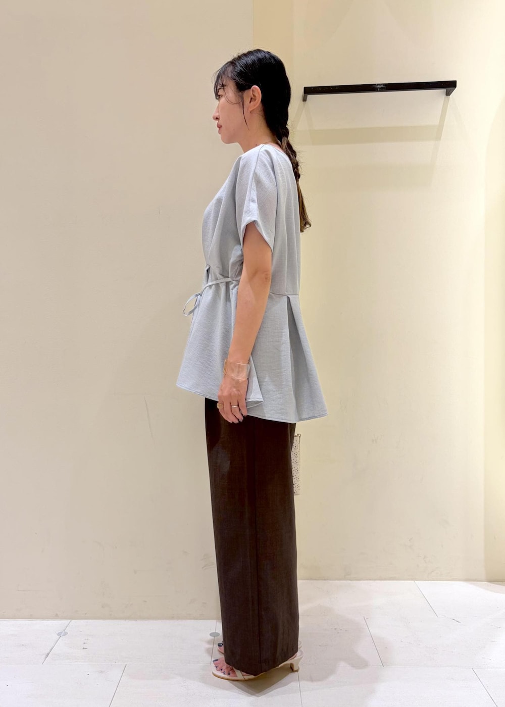 ホワイト系のショルダーバッグ、ブラウン系のその他パンツ、ブルー系のシャツ/ブラウスを着用したレディースの夏コーディネートの4枚目の写真