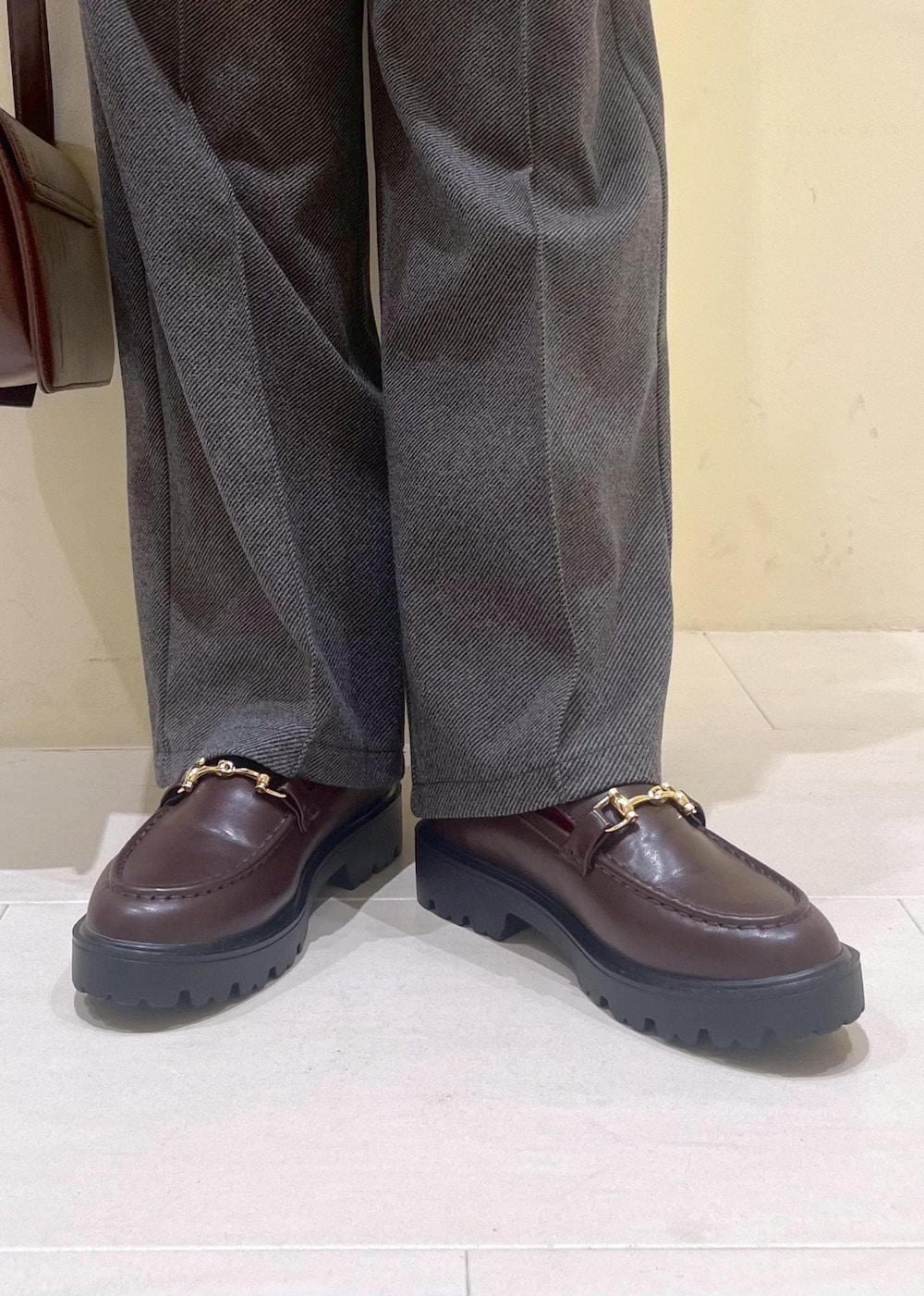 ベージュ系のその他アウター、ホワイト系のニット/セーター、ベージュ系のニット/セーターを着用したレディースの冬コーディネートの9枚目の写真