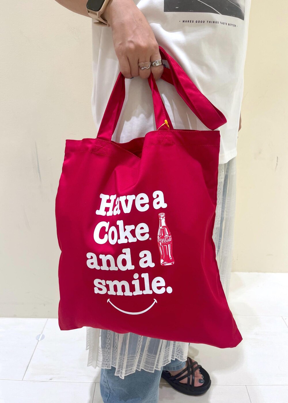 ブルー系のデニムパンツ、ホワイト系のスカート、ブラック系のサンダルを着用したレディースの夏コーディネートの9枚目の写真