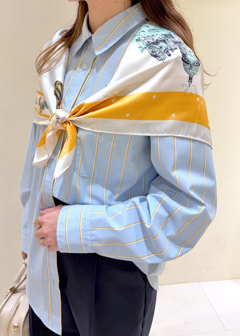 イエロー系のローファー、ホワイト系のボストンバッグ、ブルー系のその他パンツを着用したレディースの春コーディネートの5枚目の写真