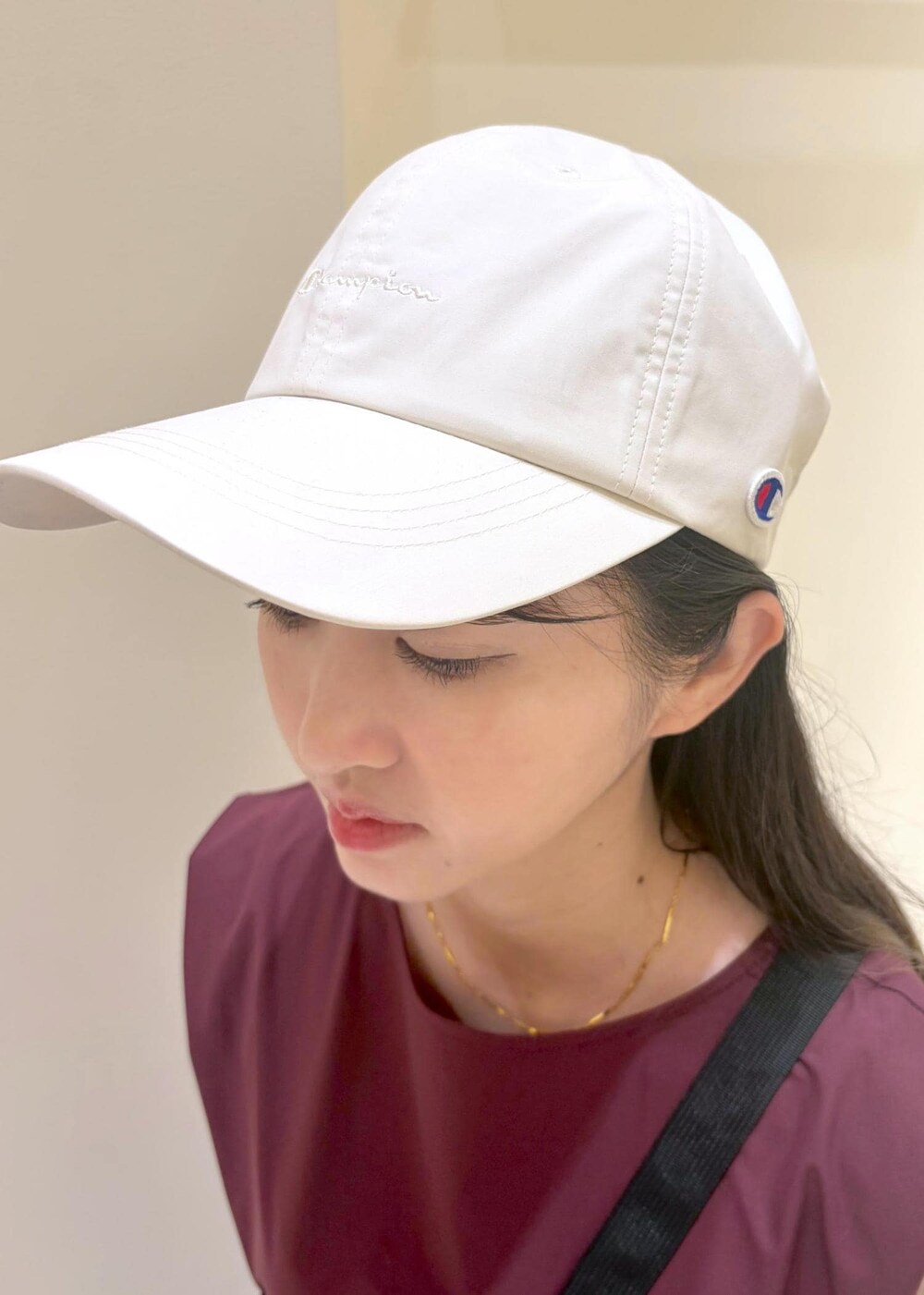 ブラック系のサンダル、レッド系のワンピース、ブラック系のボディバッグ/ウエストポーチを着用したレディースの夏コーディネートの5枚目の写真