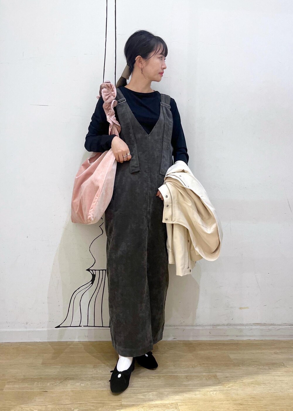 ブラック系のTシャツ/カットソー、ピンク系のショルダーバッグ、ホワイト系のマウンテンパーカーを着用したレディースの秋コーディネートの4枚目の写真