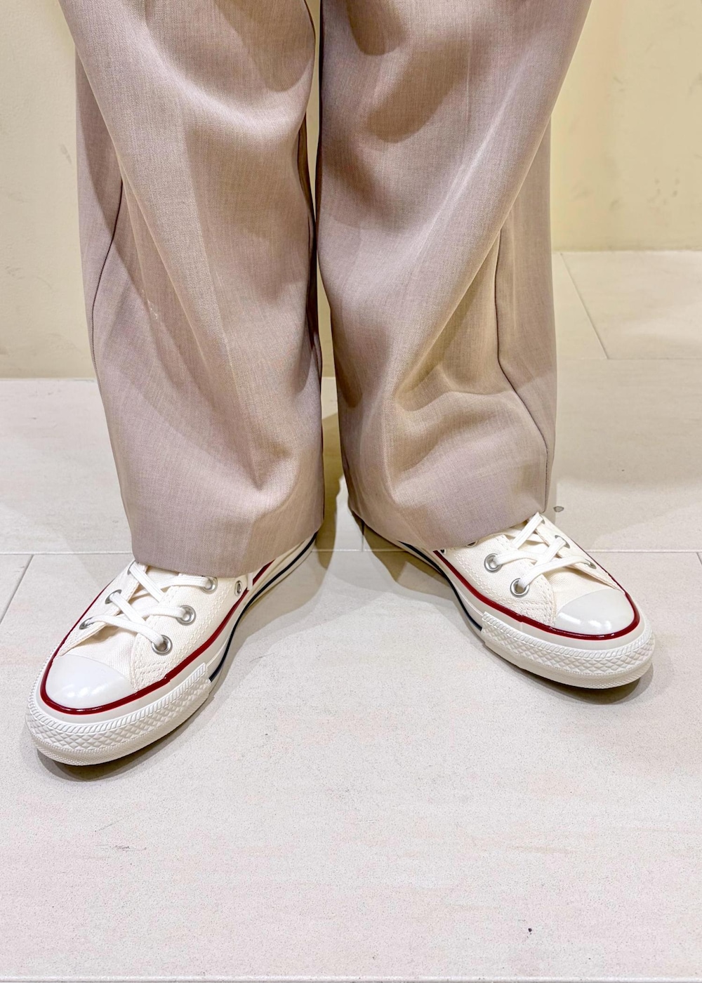 ホワイト系のニット/セーター、ベージュ系のその他パンツ、ブラック系のボディバッグ/ウエストポーチを着用したレディースの冬コーディネートの10枚目の写真