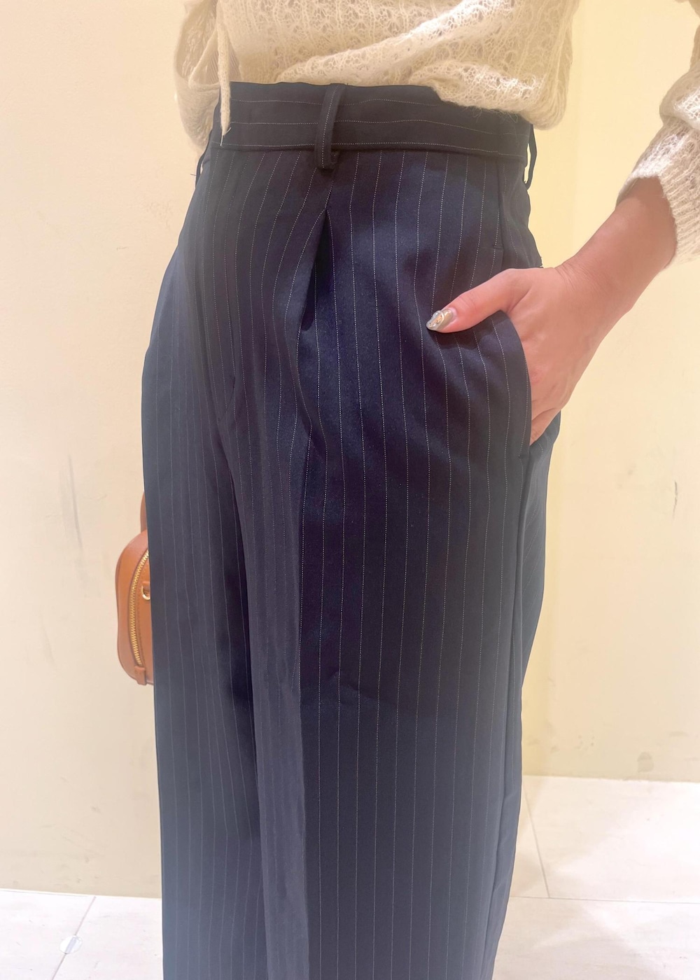 ホワイト系のカーディガン/ボレロ、ブルー系のその他パンツ、ブラウン系のパンプスを着用したレディースの秋コーディネートの8枚目の写真