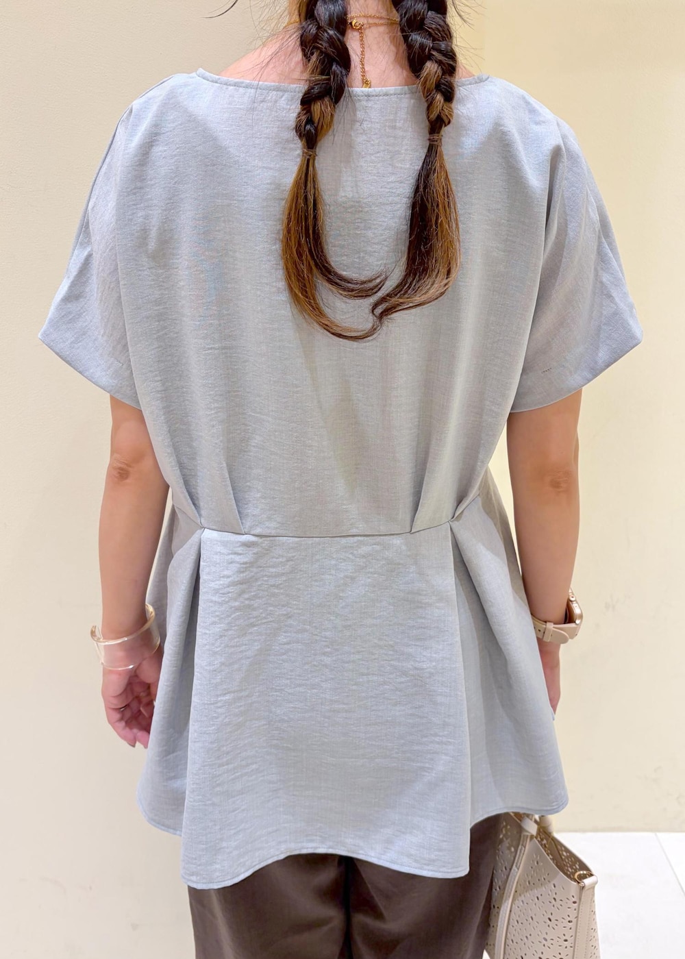 ホワイト系のショルダーバッグ、ブラウン系のその他パンツ、ブルー系のシャツ/ブラウスを着用したレディースの夏コーディネートの7枚目の写真