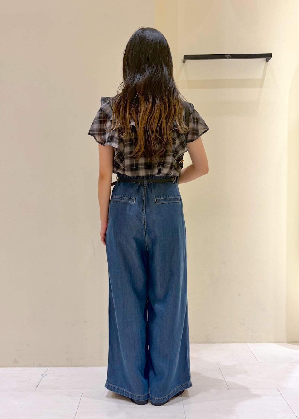 ブラック系のサンダル、ブルー系のデニムパンツ、ブラック系のシャツ/ブラウスを着用したレディースの夏コーディネートの3枚目の写真