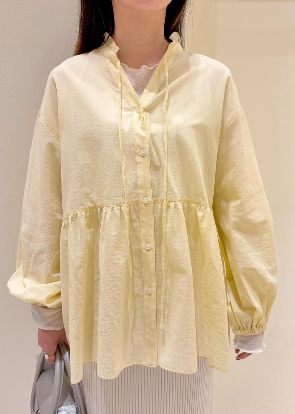 ホワイト系のTシャツ/カットソー、シルバー系のショルダーバッグ、ホワイト系のスカートを着用したレディースの春コーディネートの4枚目の写真