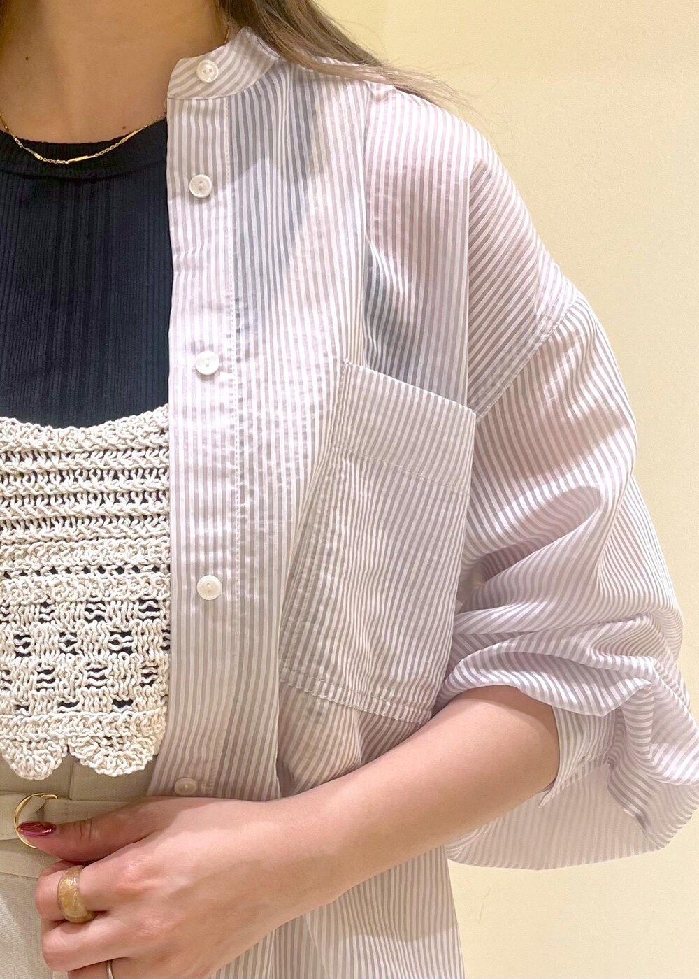 ブラック系のタンクトップ、ブラウン系のトートバッグ、イエロー系のローファーを着用したレディースの春コーディネートの7枚目の写真