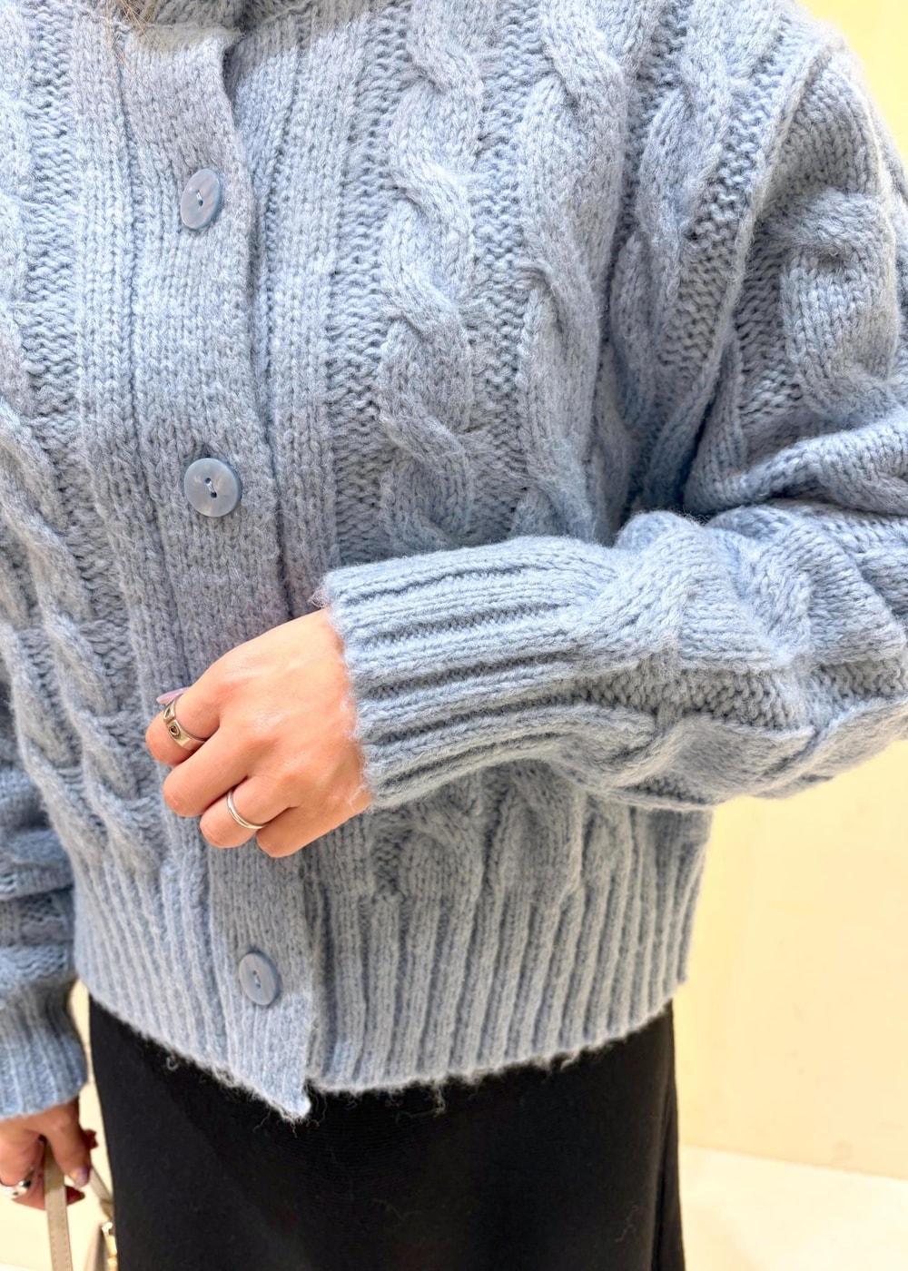 ブラック系のブーツ、ベージュ系のショルダーバッグ、ブラック系のワンピースを着用したレディースの冬コーディネートの6枚目の写真