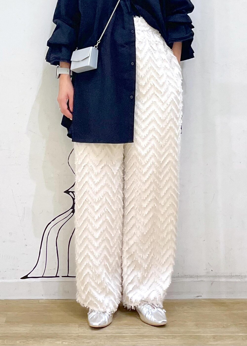 シルバー系のパンプス、ブラック系のシャツ/ブラウス、シルバー系のショルダーバッグを着用したレディースの秋コーディネートの9枚目の写真