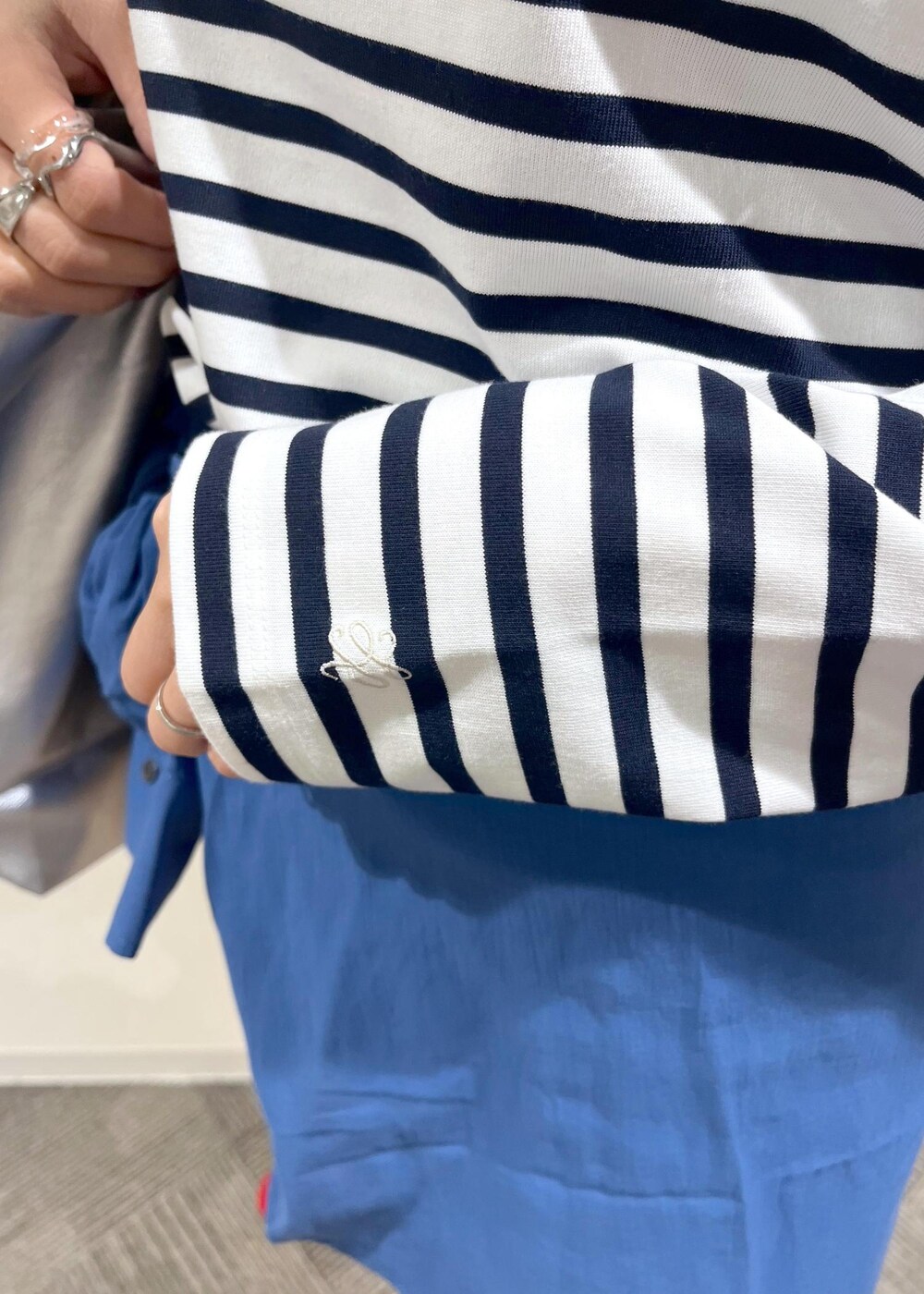 シルバー系のトートバッグ、シルバー系のトートバッグ、ブルー系のTシャツ/カットソーを着用したレディースの春コーディネートの9枚目の写真