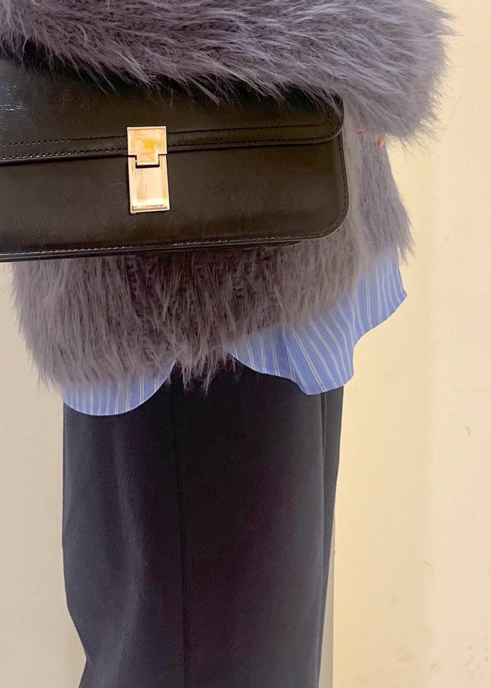 ブラック系のショルダーバッグ、ブルー系のその他パンツ、ブラック系のローファーを着用したレディースの冬コーディネートの8枚目の写真