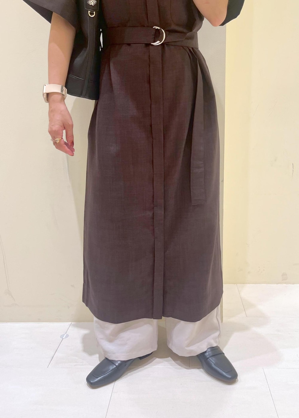 ブラック系のローファー、ベージュ系のその他パンツ、ブラウン系のワンピースを着用したレディースの秋コーディネートの8枚目の写真