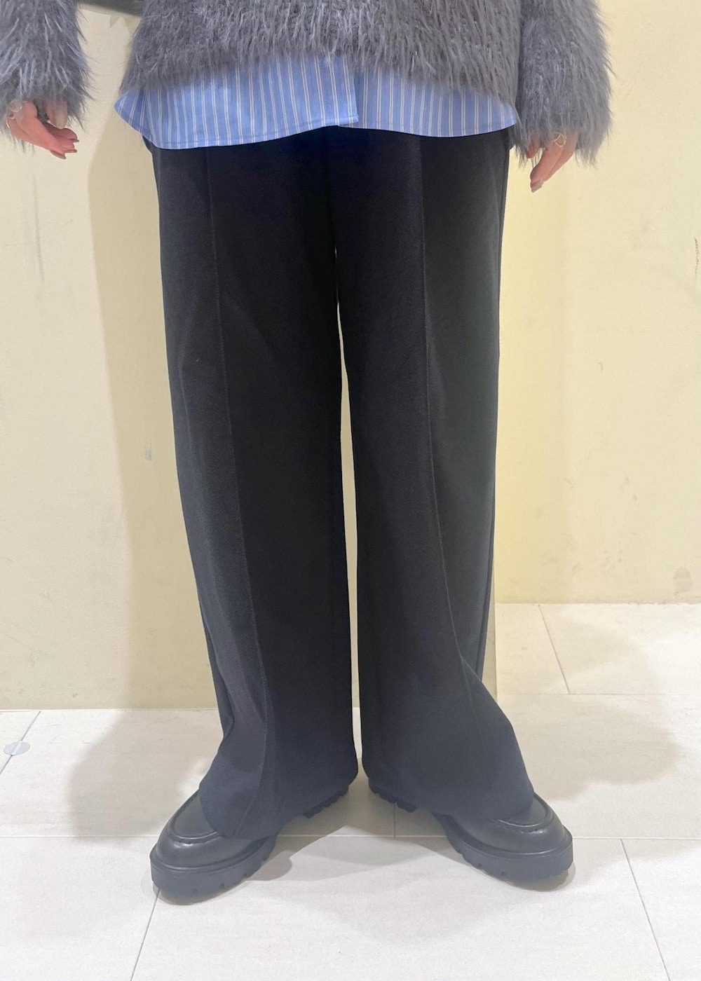 ブラック系のショルダーバッグ、ブルー系のその他パンツ、ブラック系のローファーを着用したレディースの冬コーディネートの9枚目の写真