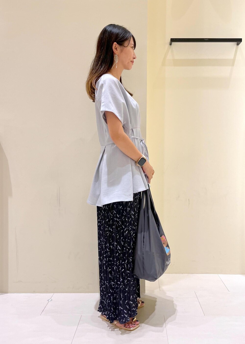 ゴールド系のサンダル、ブルー系のその他パンツ、ブルー系のシャツ/ブラウスを着用したレディースの夏コーディネートの3枚目の写真