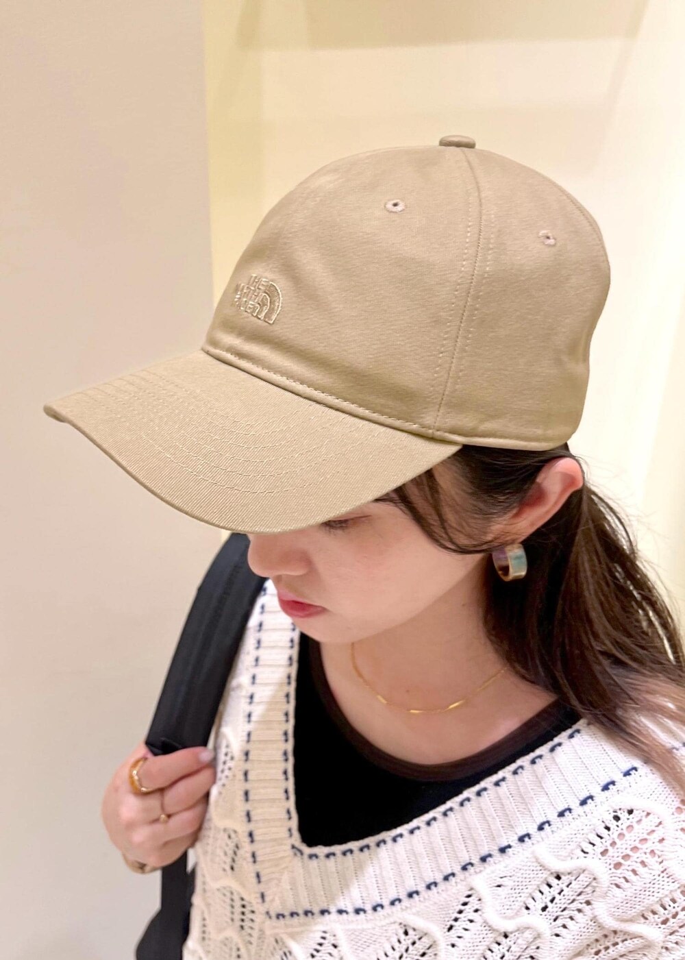 ブラック系のサンダル、ブラック系のバックパック/リュック、ブラック系のタンクトップを着用したレディースの春コーディネートの5枚目の写真