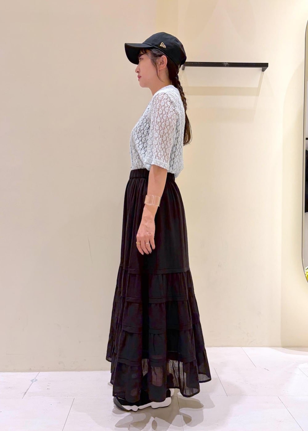 グレー系のショルダーバッグ、ブラック系のスカート、ブルー系のシャツ/ブラウスを着用したレディースの夏コーディネートの4枚目の写真