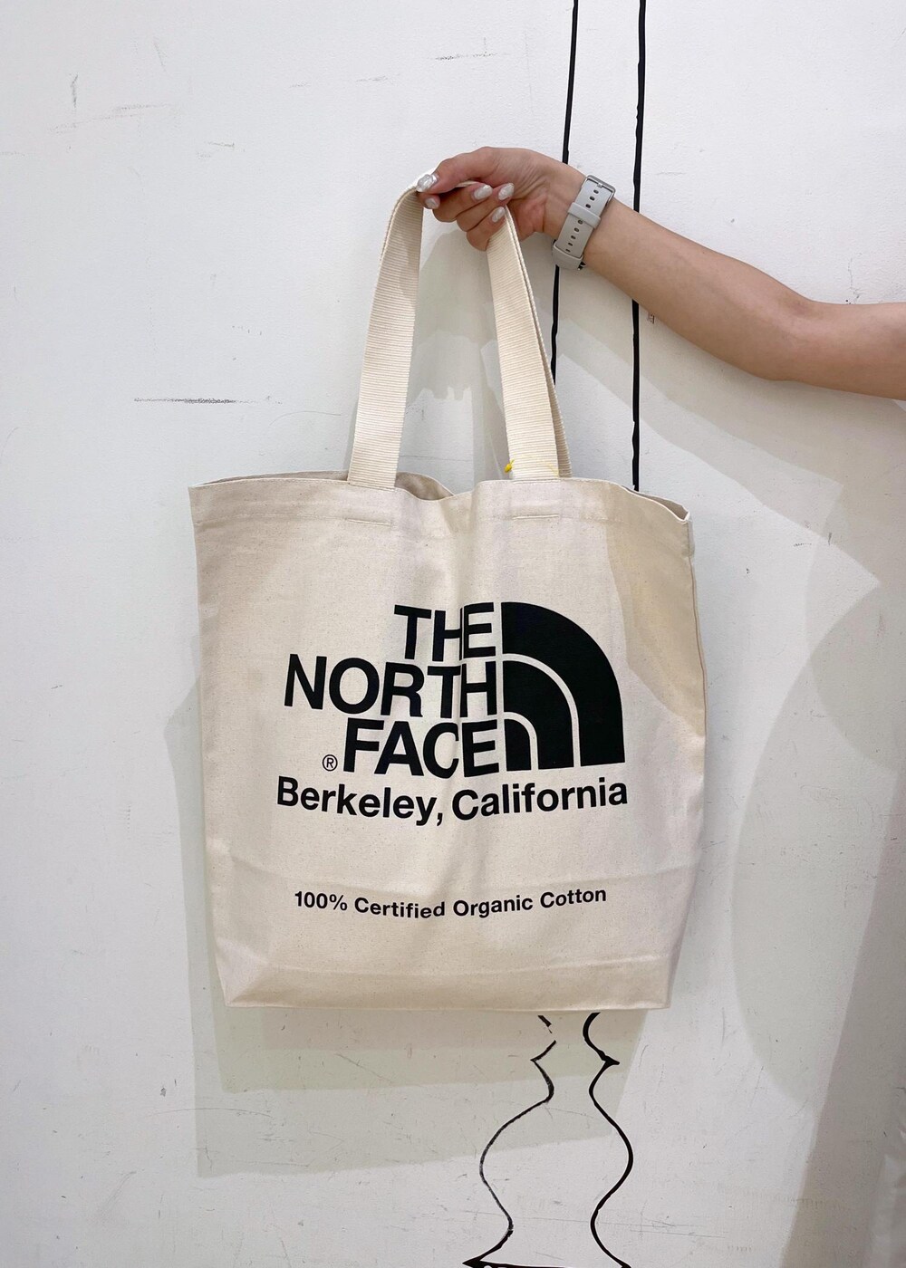 ホワイト系のトートバッグ、ブラック系のTシャツ/カットソー、グレー系のワンピースを着用したレディースの夏コーディネートの10枚目の写真