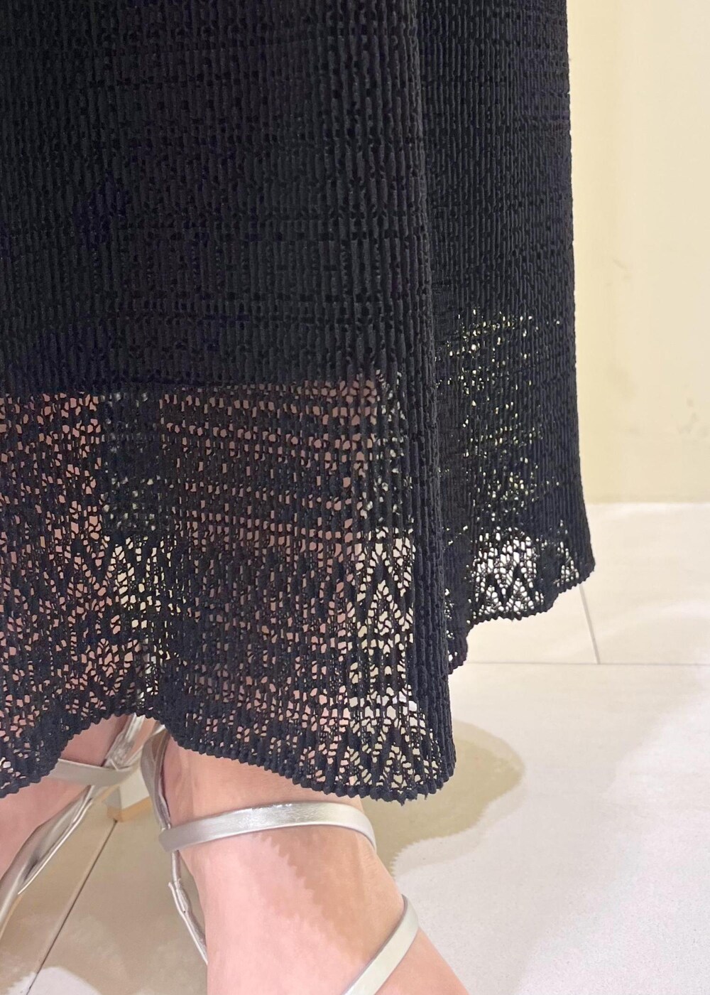 シルバー系のサンダル、ブラウン系のトートバッグ、ブラック系のスカートを着用したレディースの夏コーディネートの8枚目の写真