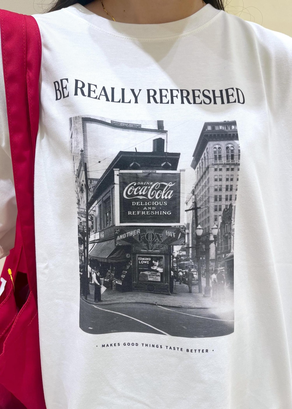 ブルー系のデニムパンツ、ホワイト系のスカート、ブラック系のサンダルを着用したレディースの夏コーディネートの7枚目の写真