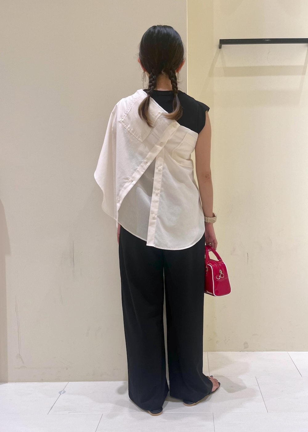 ブラック系のニット/セーター、ホワイト系のシャツ/ブラウス、ブラック系のサンダルを着用したレディースの夏コーディネートの4枚目の写真