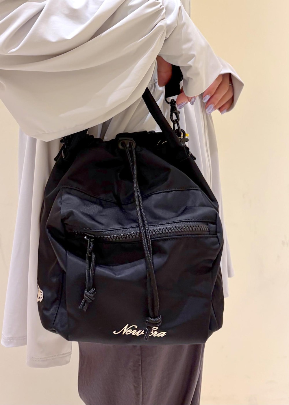 グレー系のパーカー、グレー系のその他パンツ、ブラック系のショルダーバッグを着用したレディースの春コーディネートの8枚目の写真
