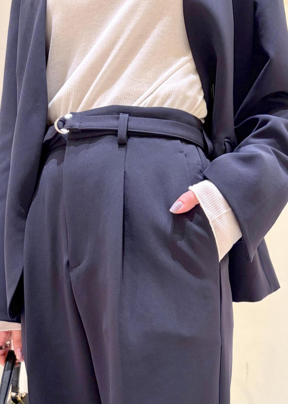 ホワイト系のTシャツ/カットソー、ブルー系のその他パンツ、ブルー系のノーカラージャケットを着用したレディースの冬コーディネートの7枚目の写真