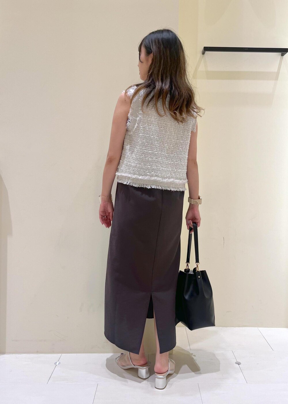 ブラック系のタンクトップ、グレー系のワンピース、グレー系のカーディガン/ボレロを着用したレディースの夏コーディネートの4枚目の写真