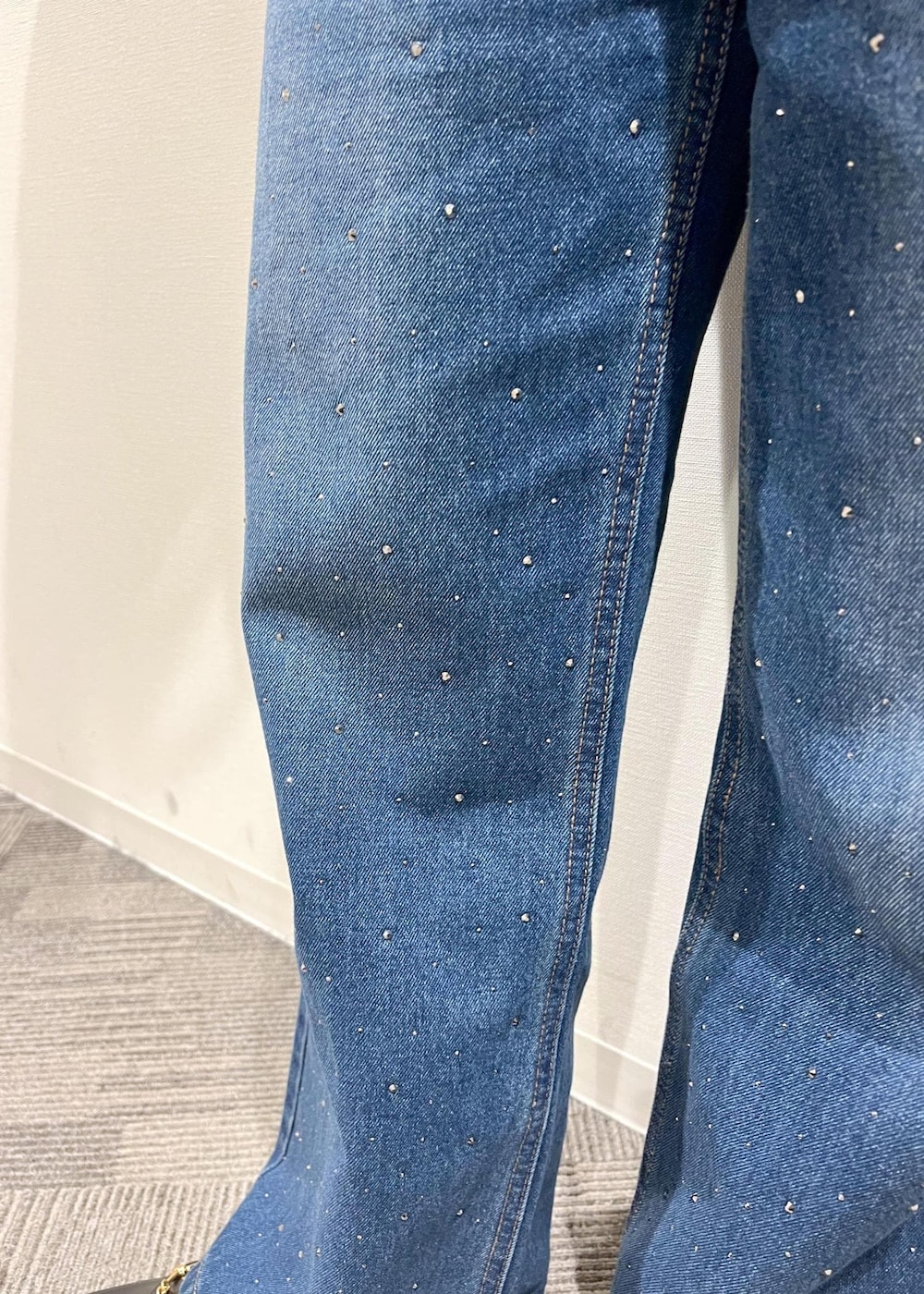 ブラック系のTシャツ/カットソー、ブラック系のローファー、ホワイト系のトートバッグを着用したレディースの冬コーディネートの6枚目の写真