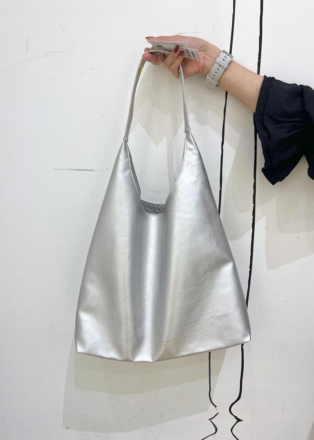 ベージュ系のスカート、ベージュ系のベスト、ブラック系のシャツ/ブラウスを着用したレディースの秋コーディネートの9枚目の写真