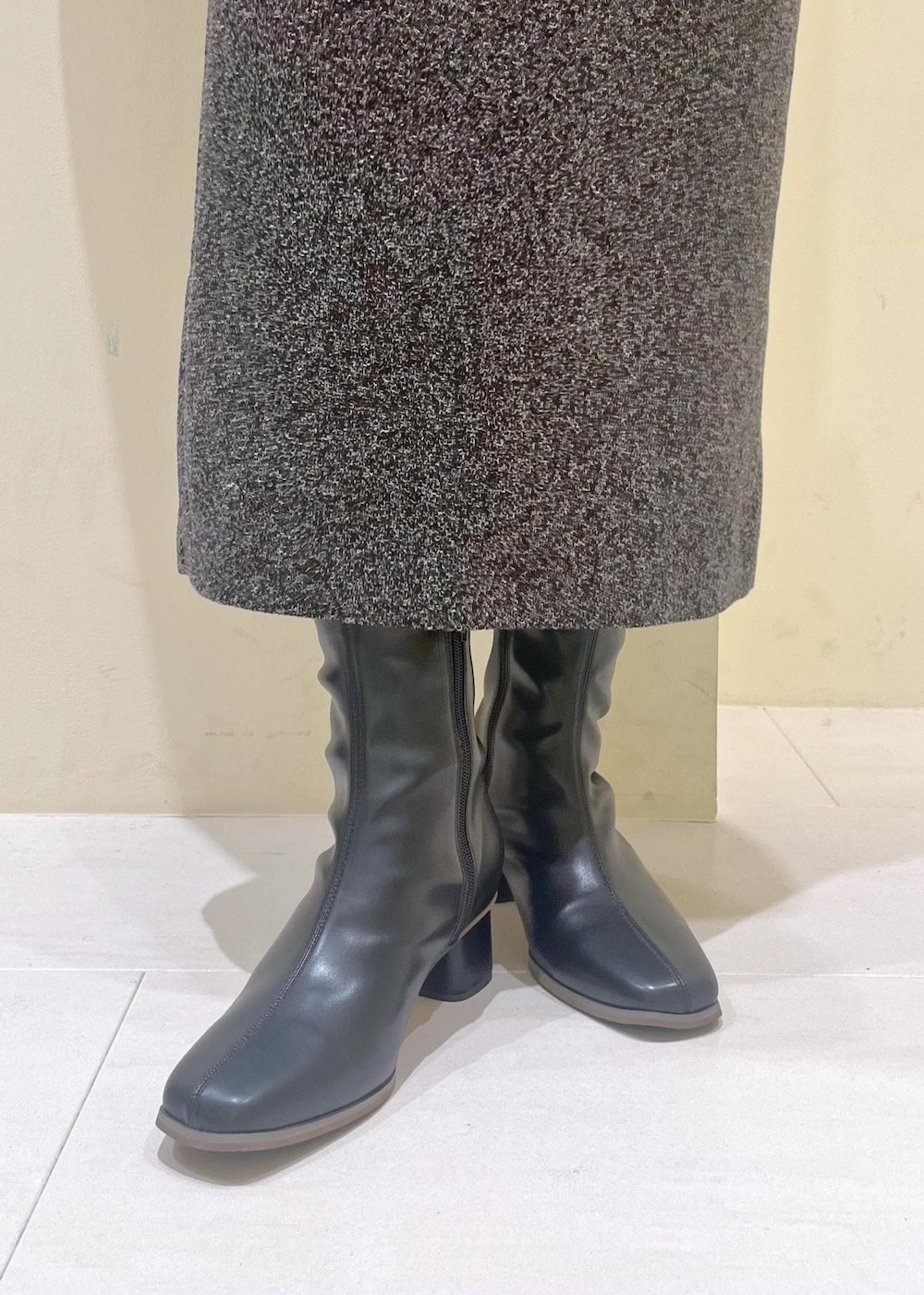 ブラック系のショルダーバッグ、ホワイト系のカーディガン/ボレロ、レッド系のニット/セーターを着用したレディースの秋コーディネートの8枚目の写真