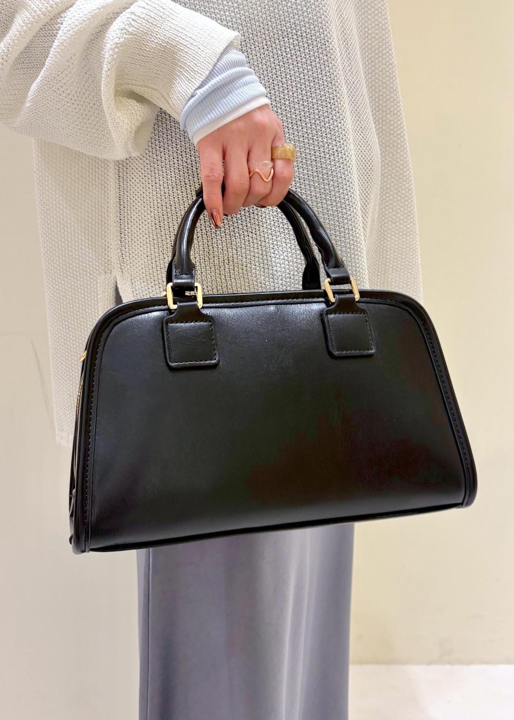 ブラック系のローファー、ブラック系のボストンバッグ、ブルー系のTシャツ/カットソーを着用したレディースの春コーディネートの9枚目の写真