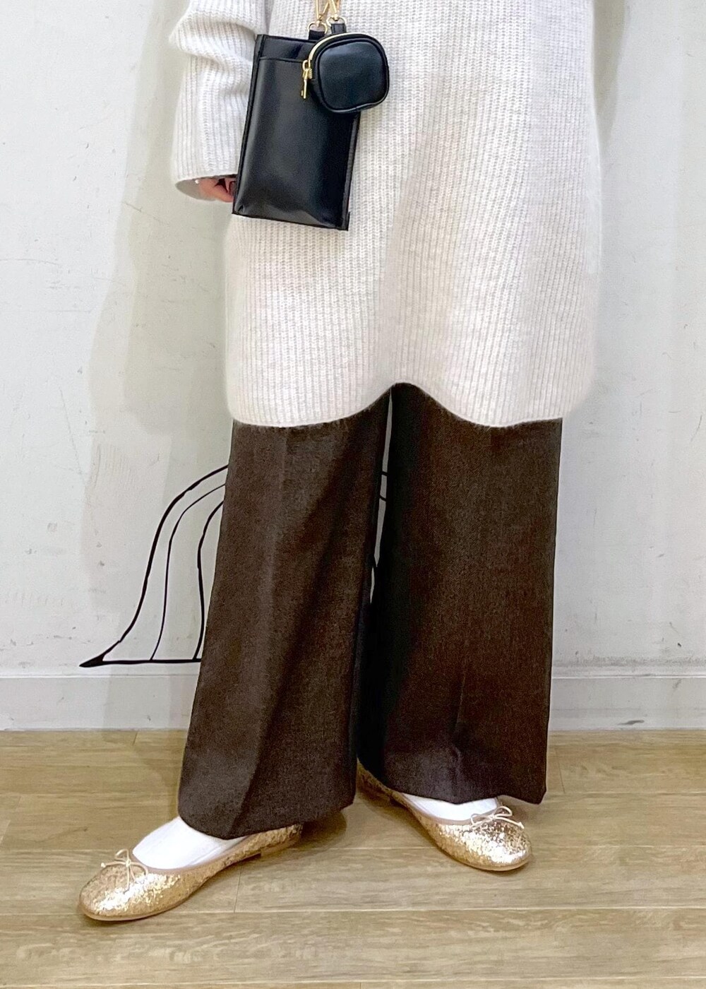 グレー系のTシャツ/カットソー、グレー系のワンピース、ブラウン系のその他パンツを着用したレディースの秋コーディネートの9枚目の写真