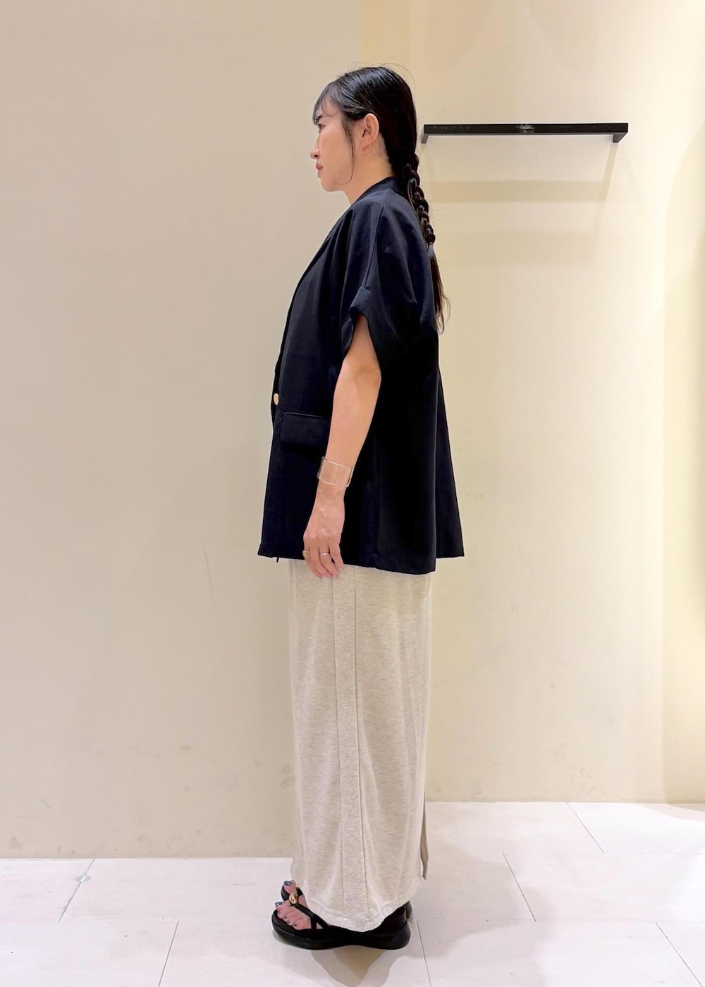 グレー系のスカート、グレー系のTシャツ/カットソー、ブルー系のテーラードジャケットを着用したレディースの秋コーディネートの2枚目の写真