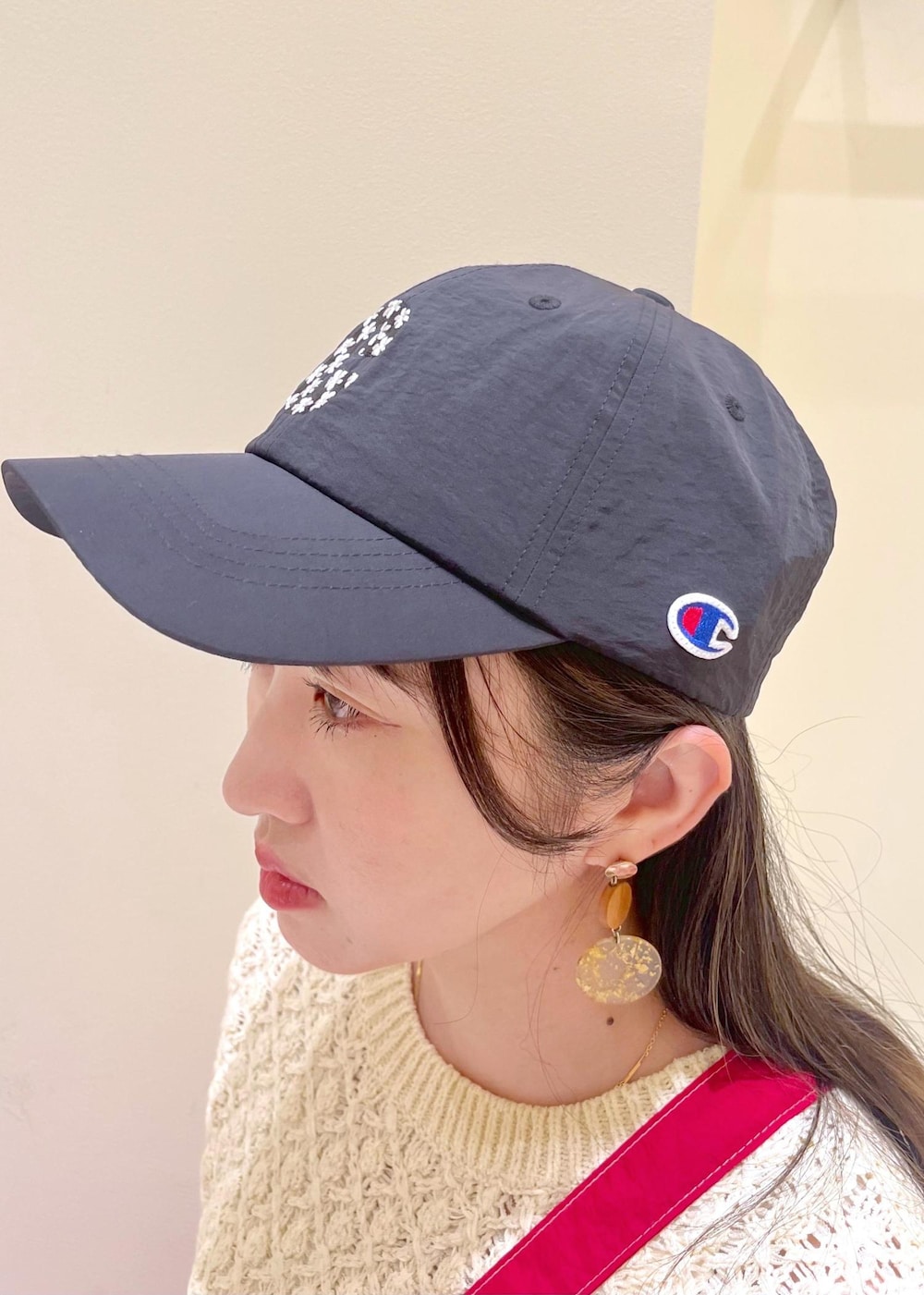 ブラック系のサンダル、ブラウン系のスカート、ベージュ系のベストを着用したレディースの夏コーディネートの5枚目の写真