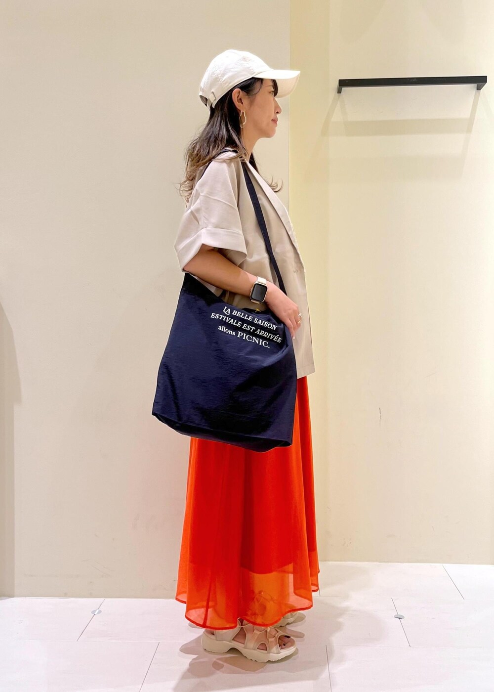 ブラック系のタンクトップ、ホワイト系のTシャツ/カットソー、ホワイト系のサンダルを着用したレディースの春コーディネートの2枚目の写真