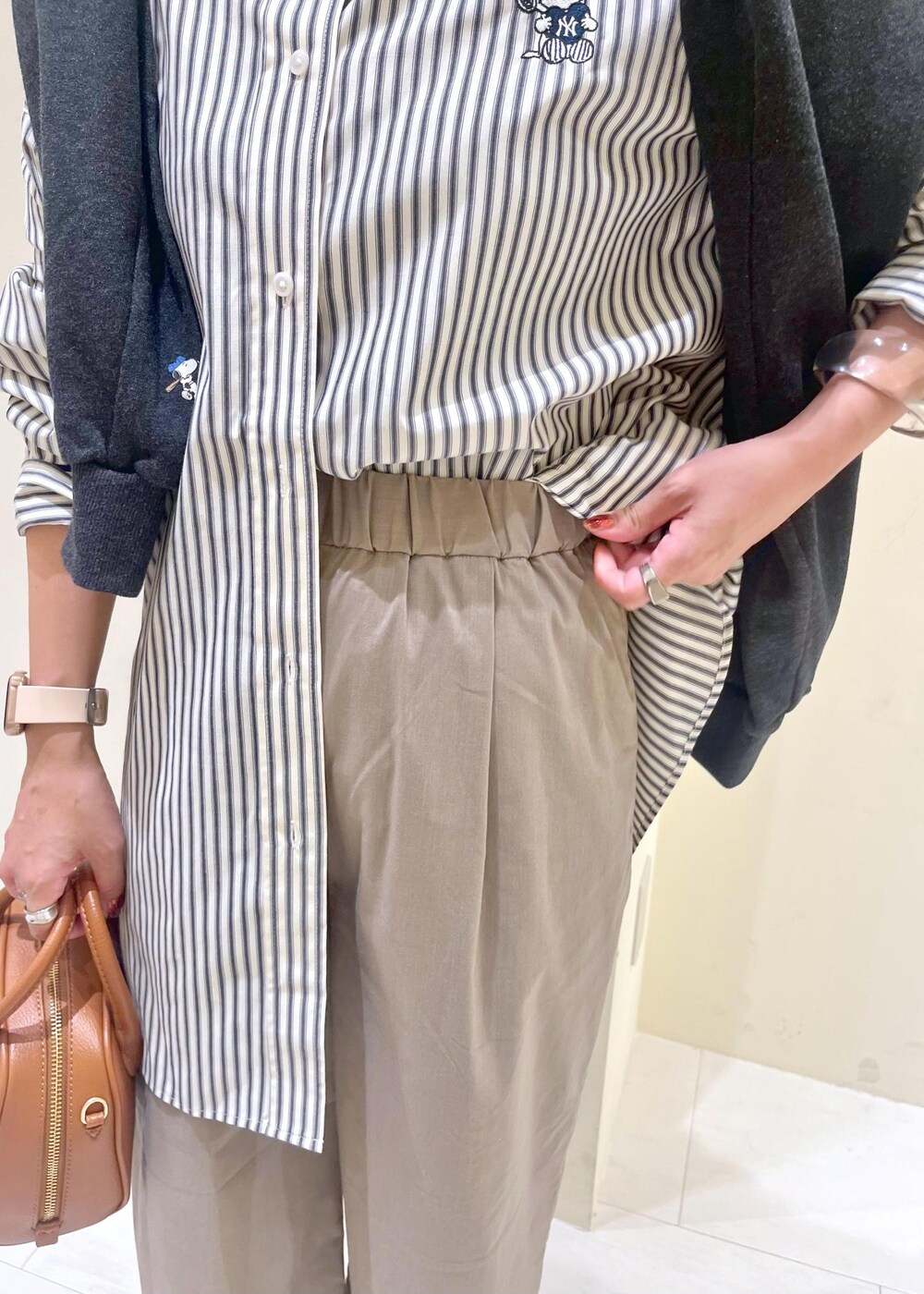 ブラック系のローファー、ベージュ系のその他パンツ、ホワイト系のシャツ/ブラウスを着用したレディースの秋コーディネートの6枚目の写真