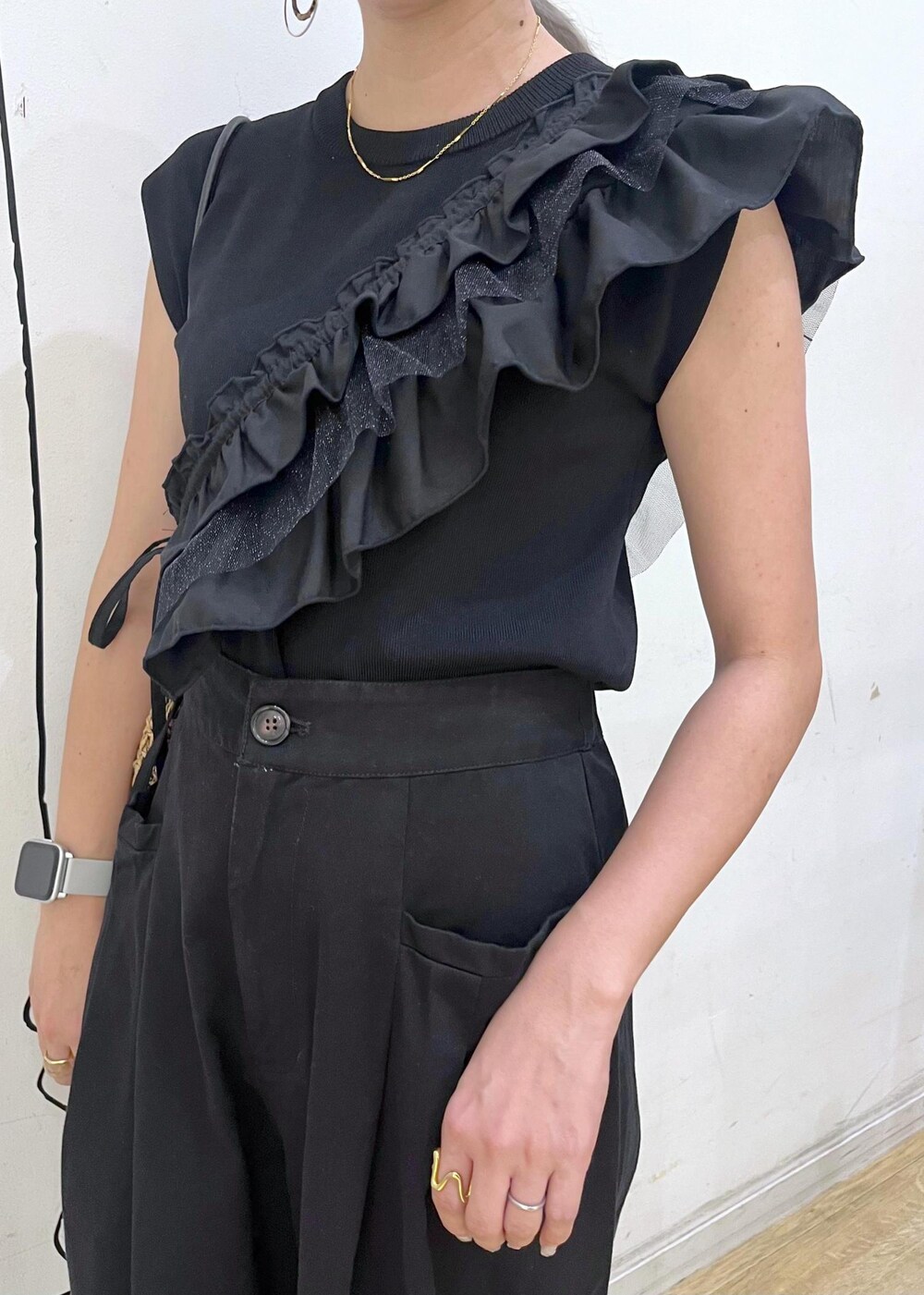 ブラック系のニット/セーター、ブラック系のサンダル、ブラック系のその他パンツを着用したレディースの夏コーディネートの6枚目の写真