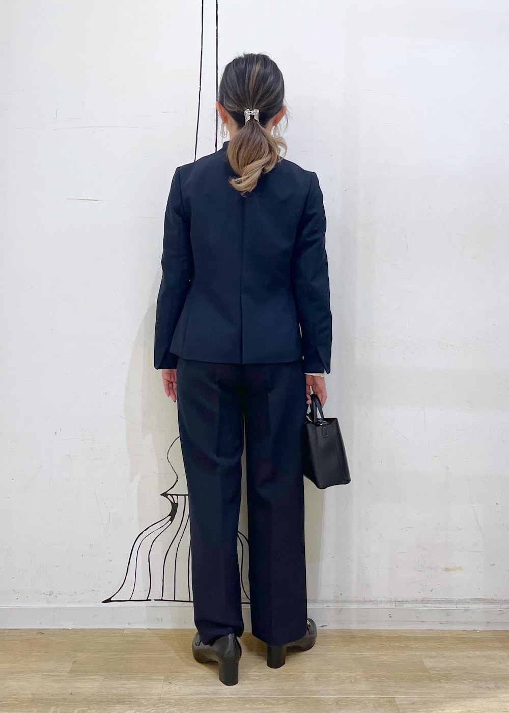 ブラック系のショルダーバッグ、ブラック系のローファー、ピンク系のシャツ/ブラウスを着用したレディースの冬コーディネートの3枚目の写真